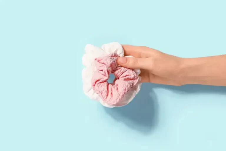 scrunchie pelo rosa